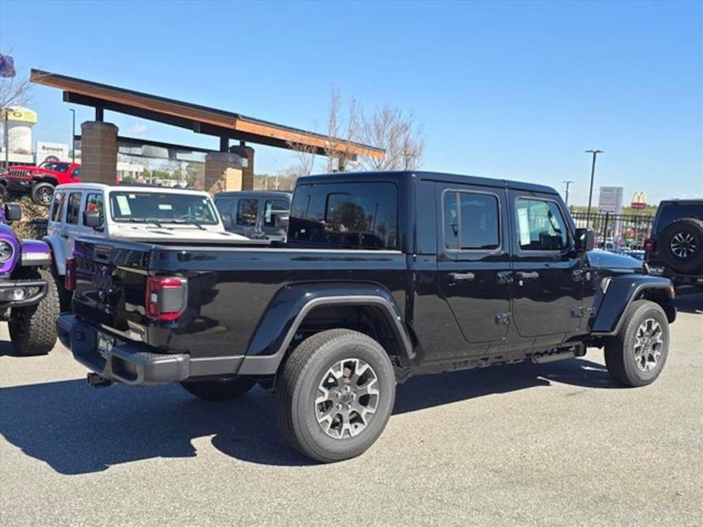 New 2026 Jeep Gladiator SAHARA 4X4 Pickup