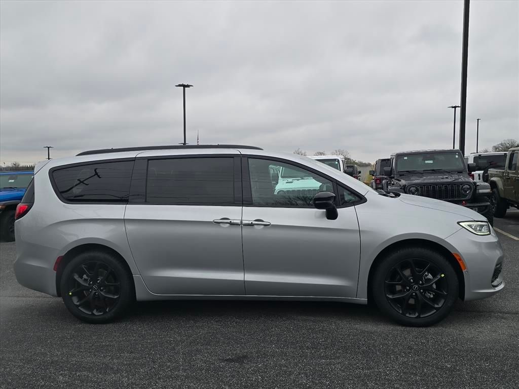 New 2026 Chrysler Pacifica SELECT Passenger Van
