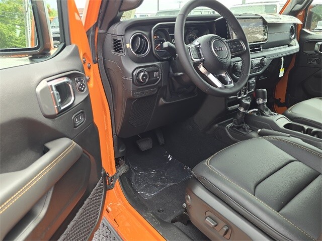 2025 Jeep Wrangler Sahara photo 4