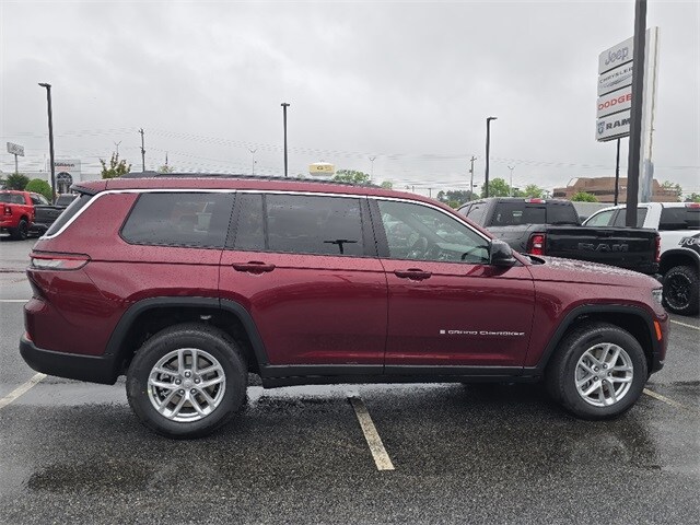 2025 Jeep Grand Cherokee Laredo photo 2