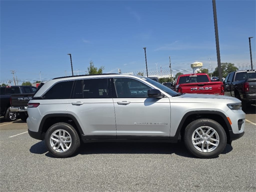 New 2025 Jeep Grand Cherokee LAREDO X 4X2 Sport Utility