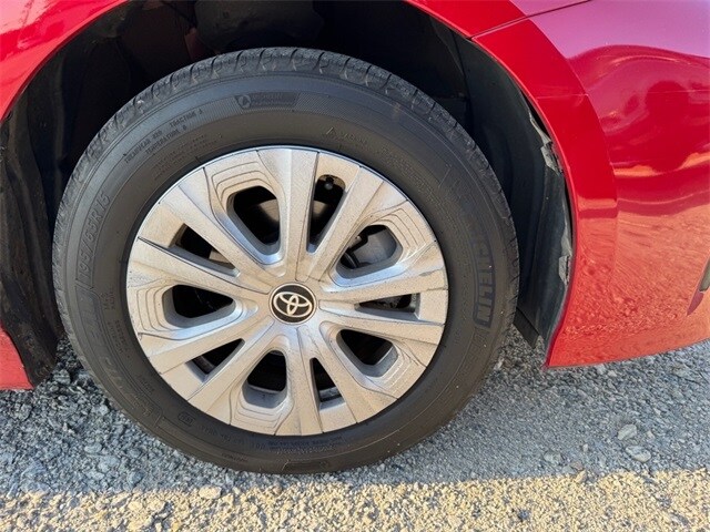2021 Toyota Prius L photo 2