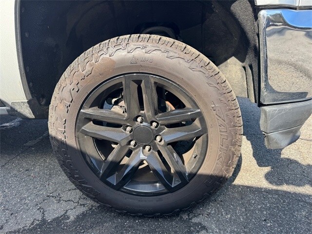 2019 Chevrolet Silverado 1500 LT photo 2