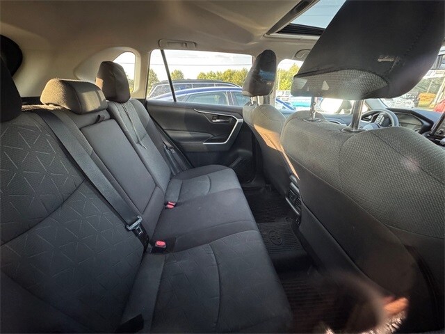 2020 Toyota RAV4 Hybrid XLE photo 4