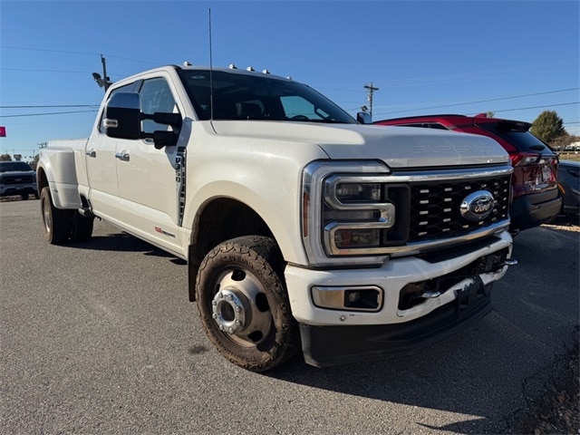 2024 Ford F-350 Super Duty Platinum's photo