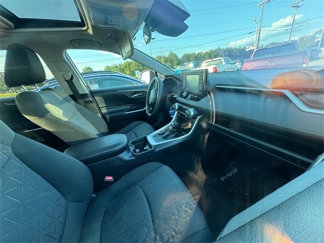 2020 Toyota RAV4 Hybrid XLE photo 3