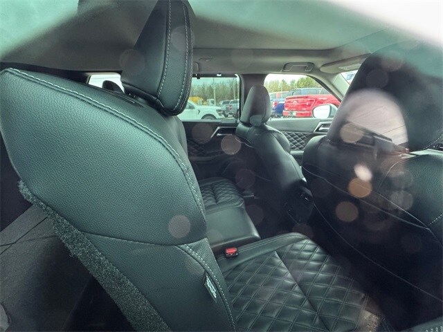 2023 Mitsubishi Outlander SEL photo 3