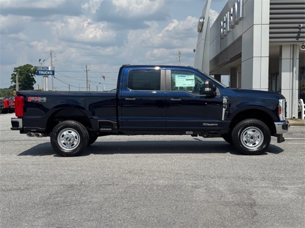 New 2025 Ford F-350 Super Duty XL 4x4 XL Crew Cab 6.8 ft. SB SRW Pickup
