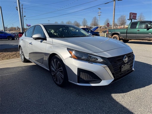 2023 Nissan Altima SL's photo