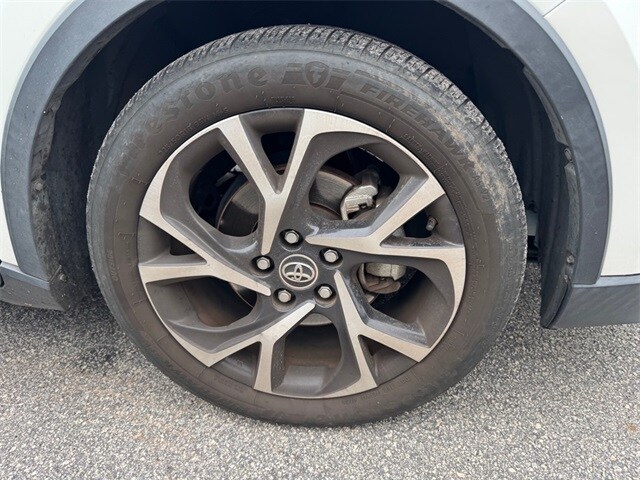 2018 Toyota C-HR XLE Premium photo 2