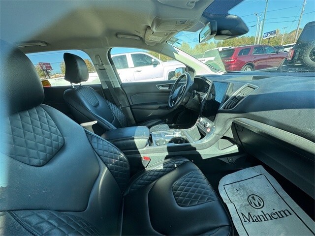 2024 Ford Edge Titanium photo 2