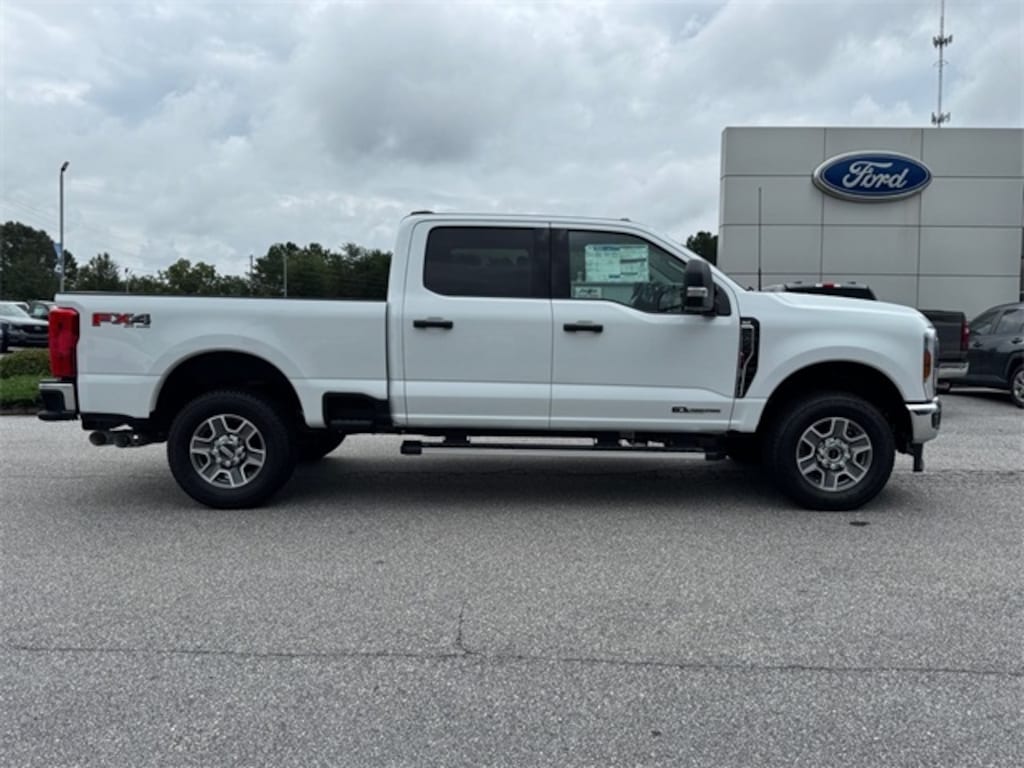New 2025 Ford F-250 Super Duty XLT 4x4 XLT Crew Cab 6.8 ft. SB Pickup
