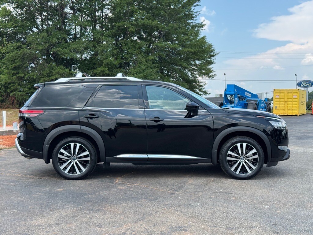 2024 Nissan Pathfinder Platinum photo 2