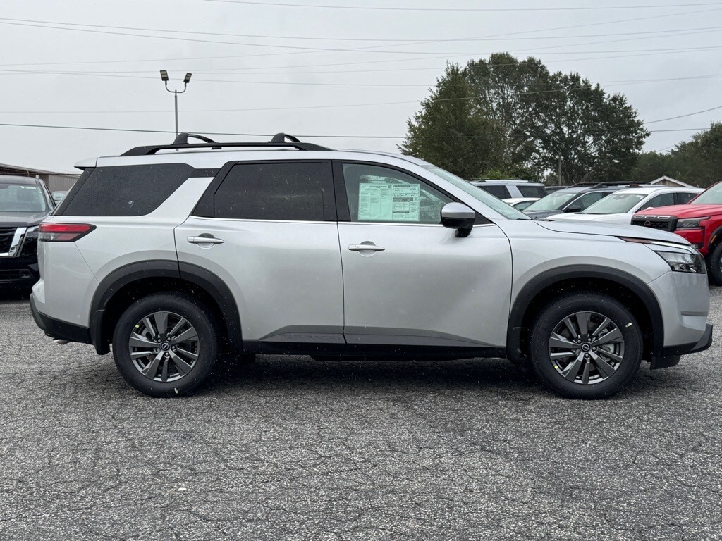 2025 Nissan Pathfinder SV photo 2