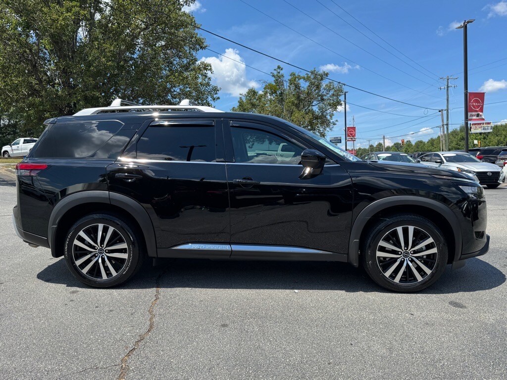 2025 Nissan Pathfinder Platinum photo 2