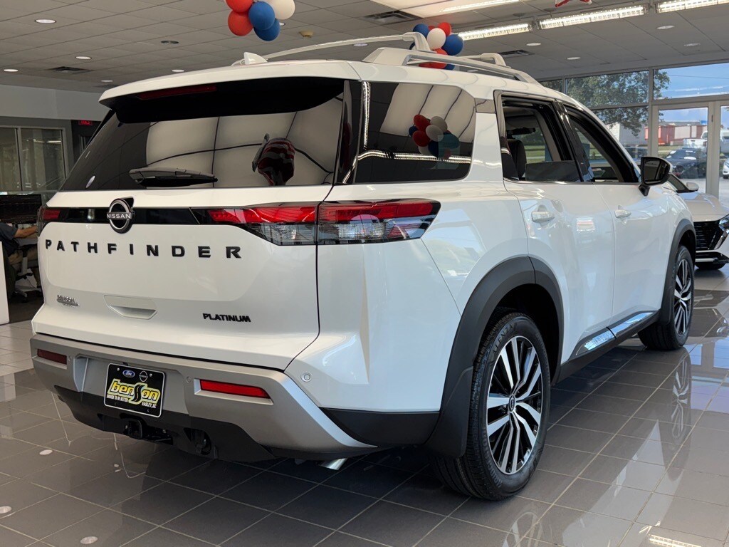 2025 Nissan Pathfinder Platinum photo 2