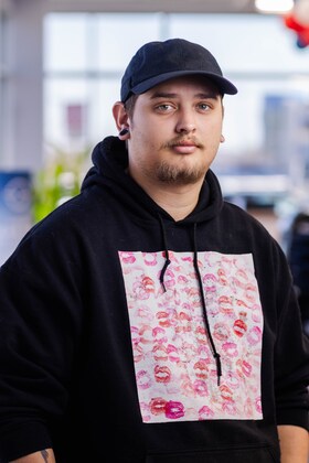 Staff member Riley from ID_b68dbb720134