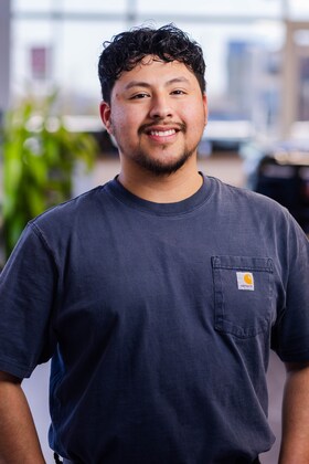 Staff member Alex from ID_b68dbb720134