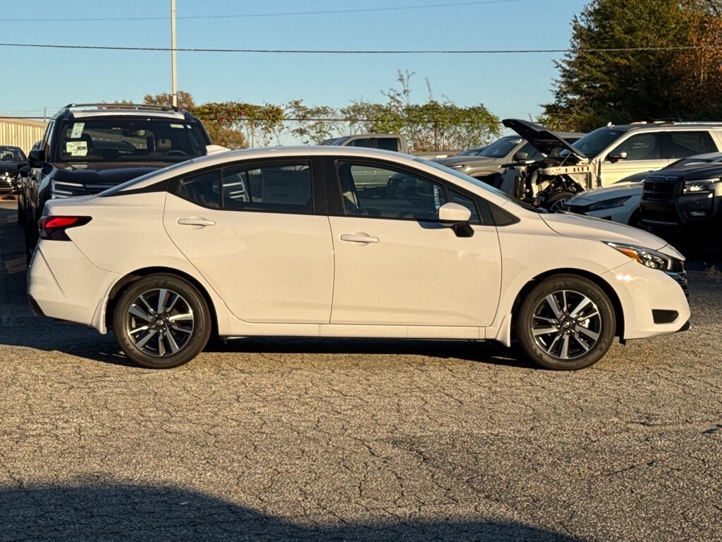 2025 Nissan Versa 1.6 SV photo 2