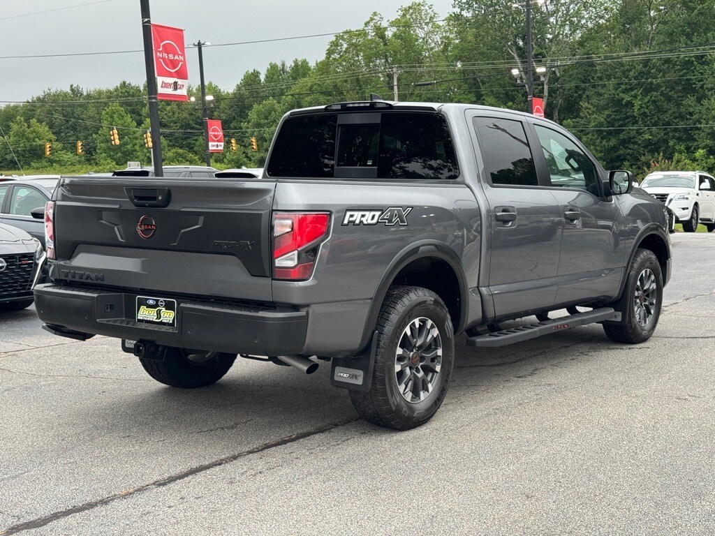 2024 Nissan Titan PRO-4X photo 3
