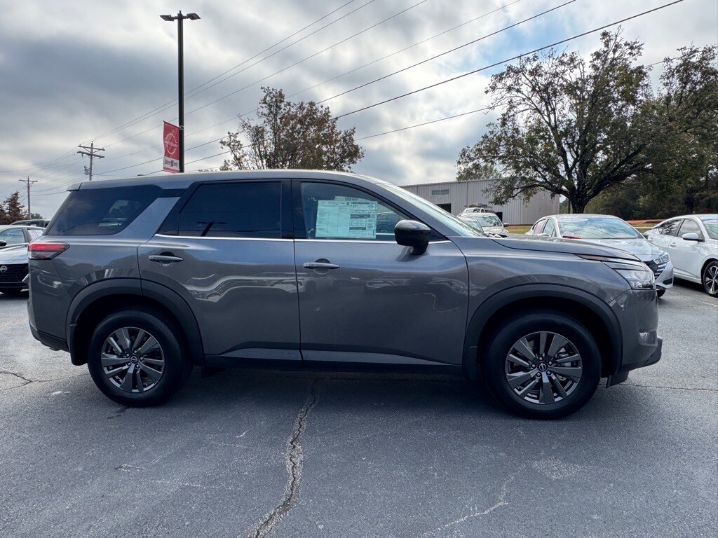 2025 Nissan Pathfinder S photo 2