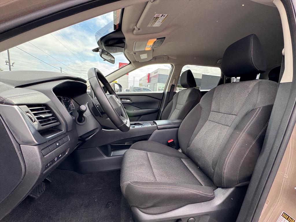 2025 Nissan Rogue SV - Photo 16