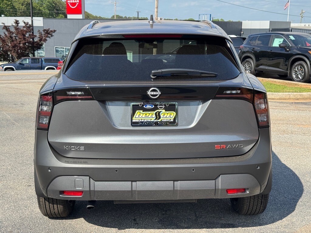 2025 Nissan Kicks SR photo 4