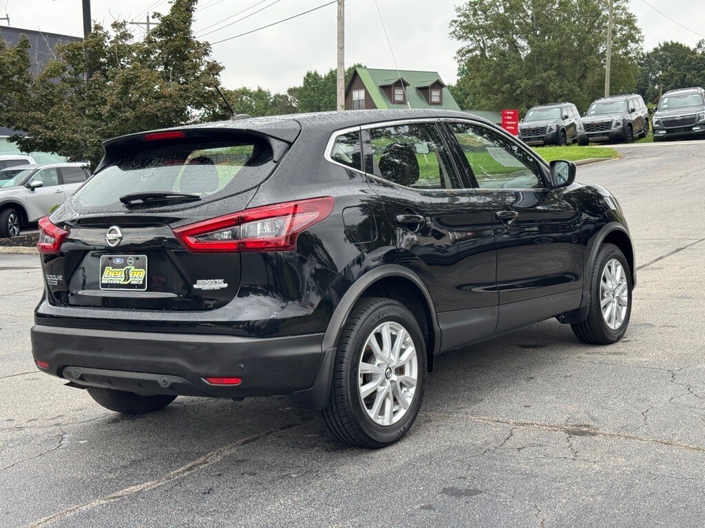 2022 Nissan Rogue Sport S photo 2