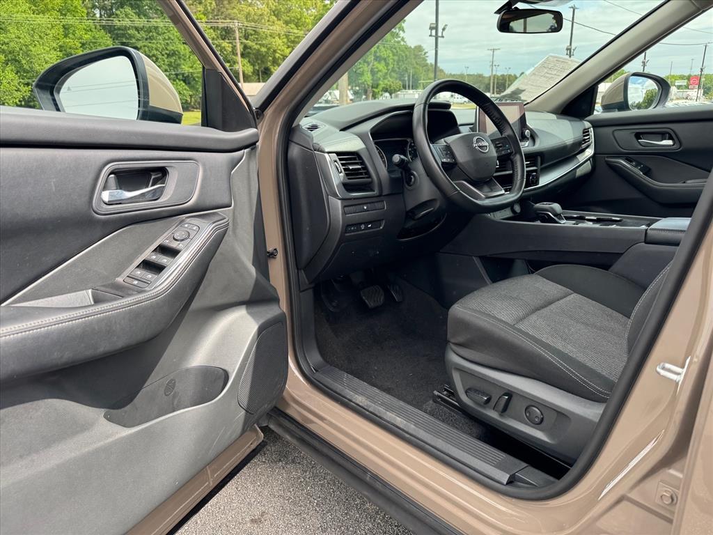 2025 Nissan Rogue SV - Photo 14
