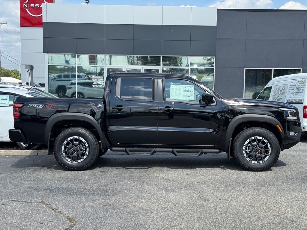 2025 Nissan Frontier PRO-4X photo 2