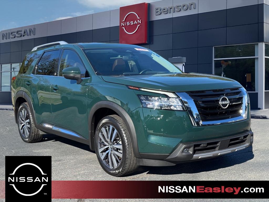 2022 Nissan Pathfinder Platinum's photo