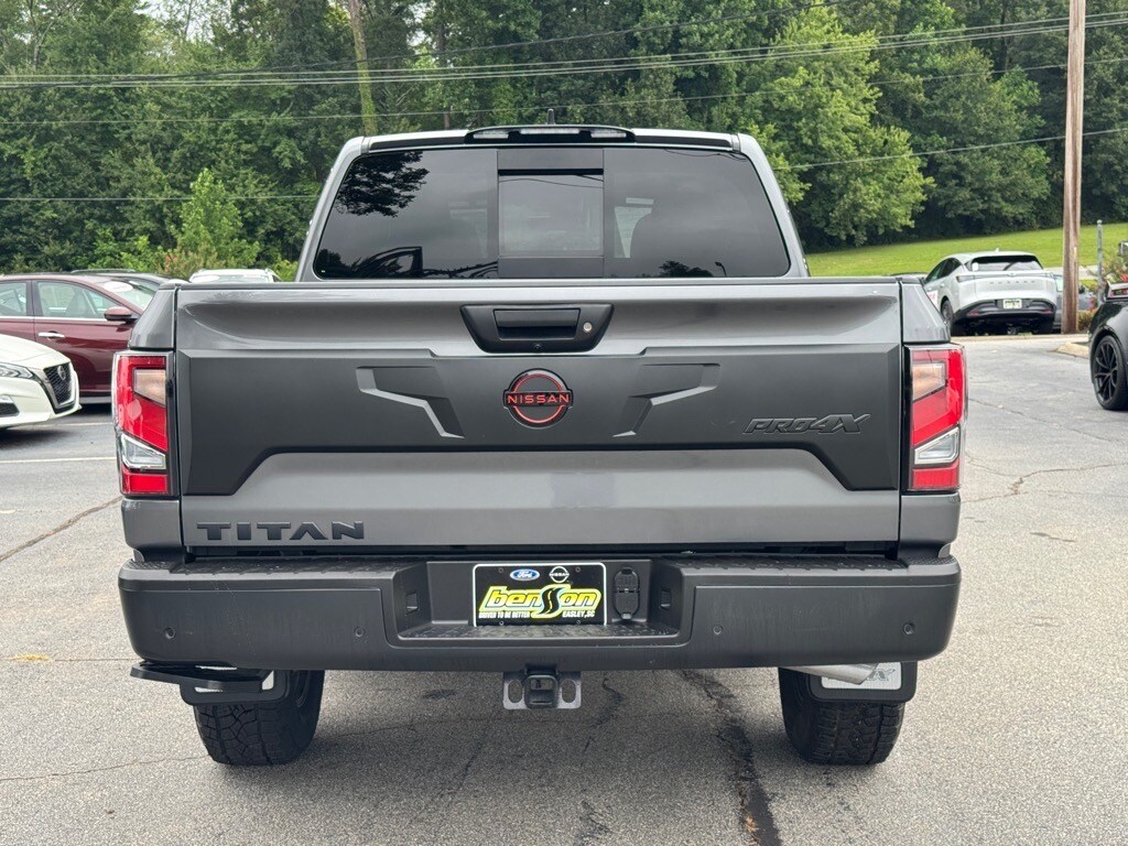 2024 Nissan Titan PRO-4X photo 4