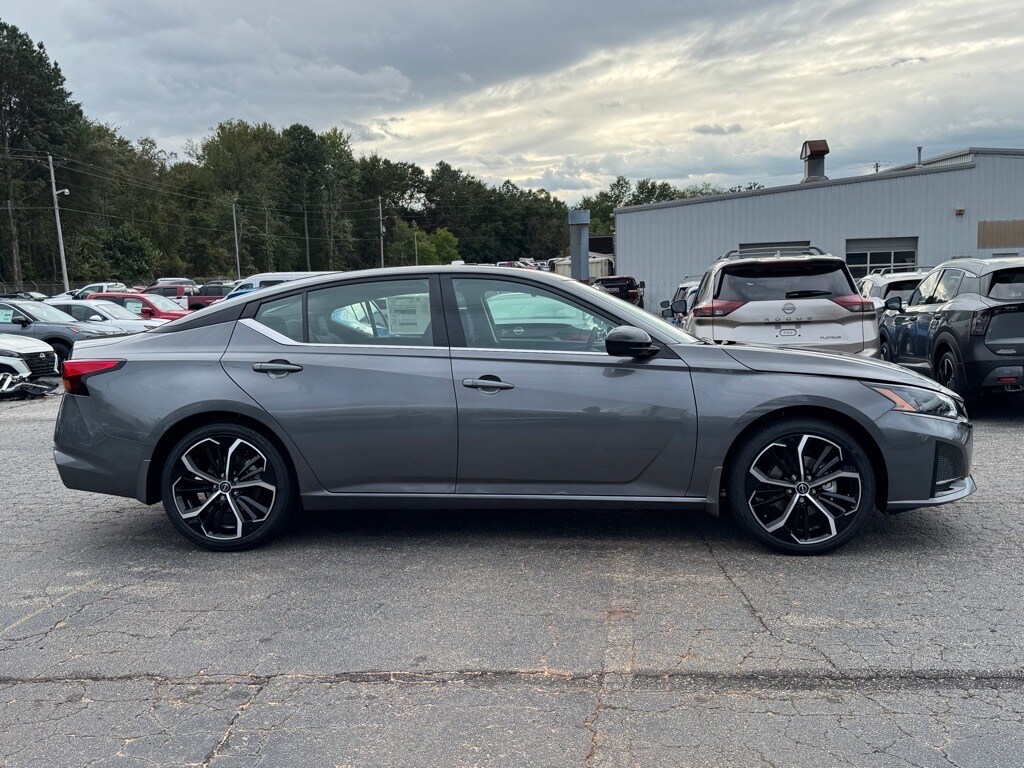 2025 Nissan Altima SR photo 2