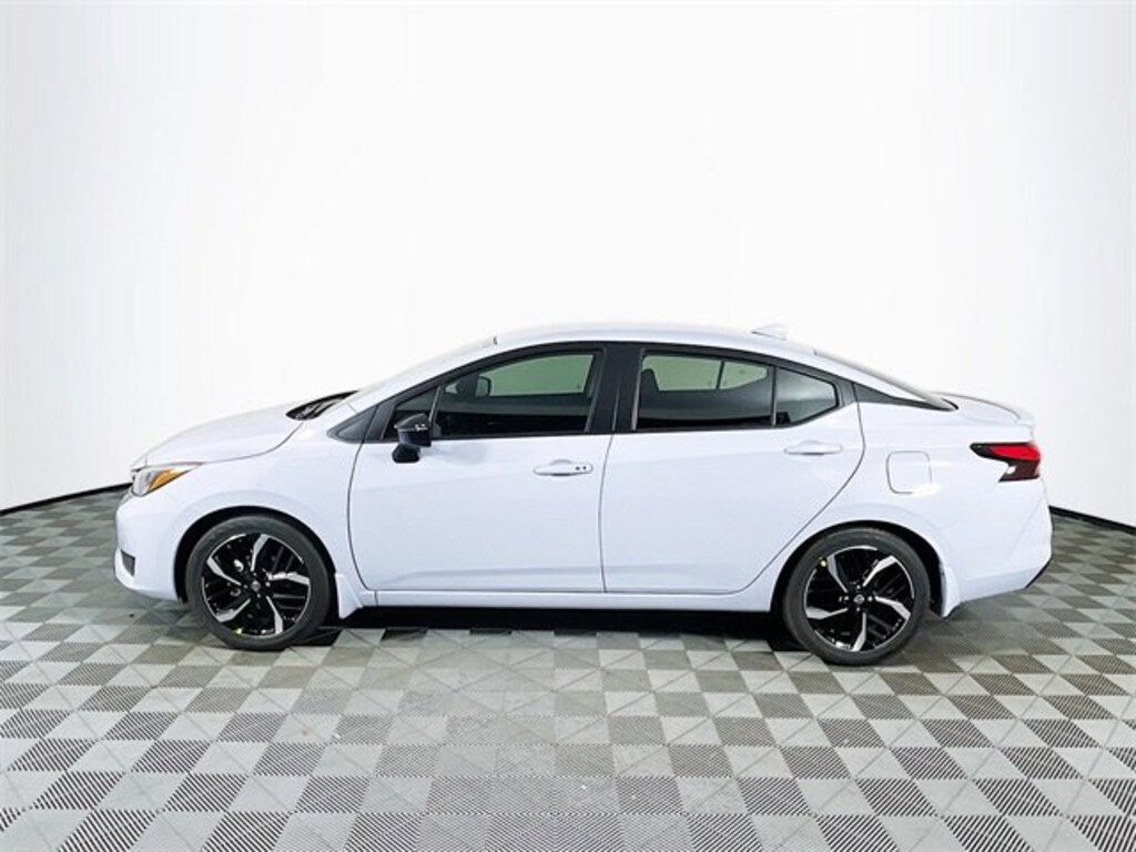 New 2025 Nissan Versa 1.6 SR Sedan
