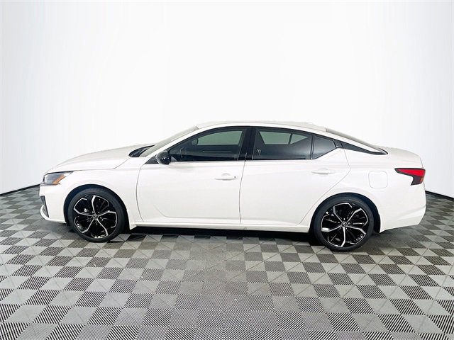 2025 Nissan Altima SR photo 2