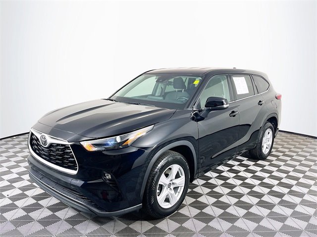 2022 Toyota Highlander LE photo 3