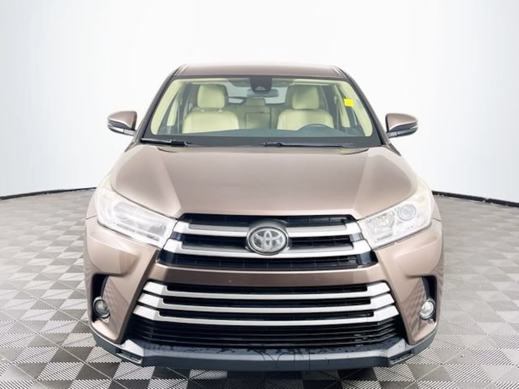 Used 2017 Toyota Highlander LE Plus V6 SUV