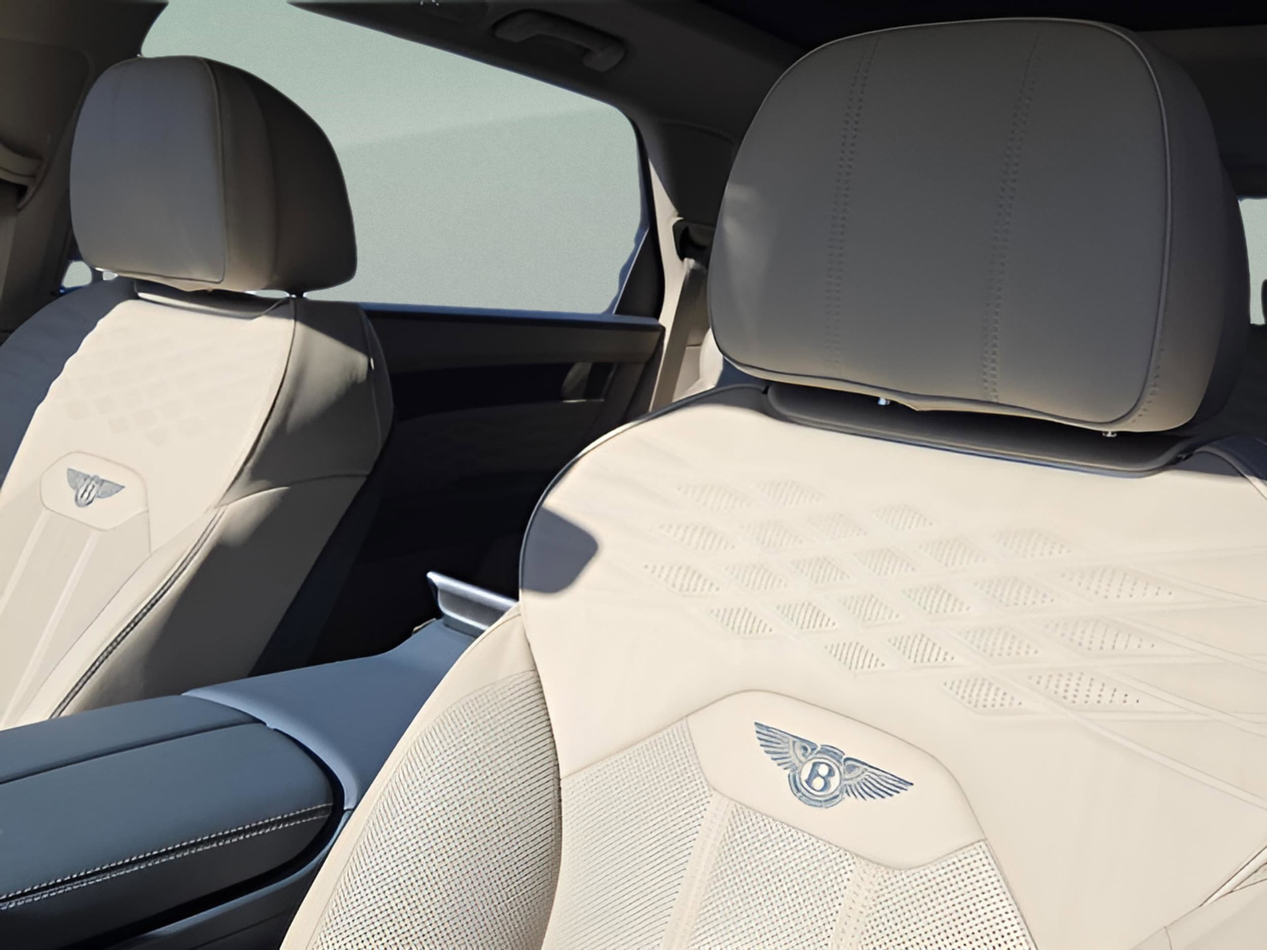 2025 Bentley Bentayga Azure - Photo 23