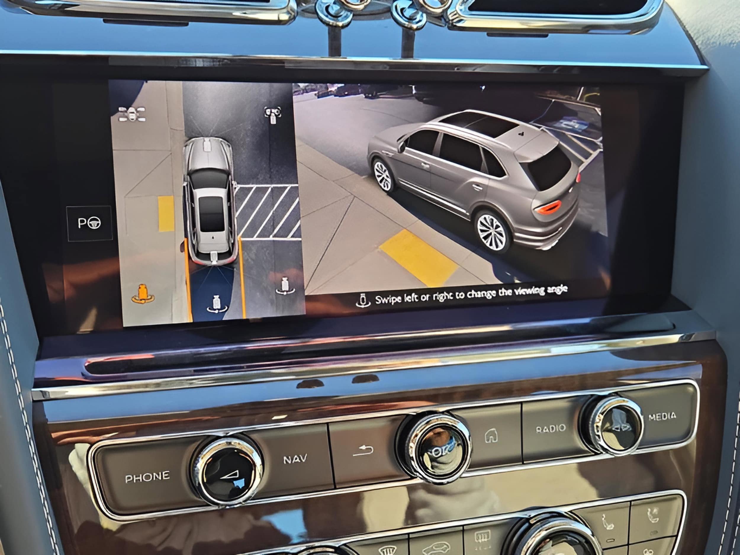 2025 Bentley Bentayga Azure - Photo 39