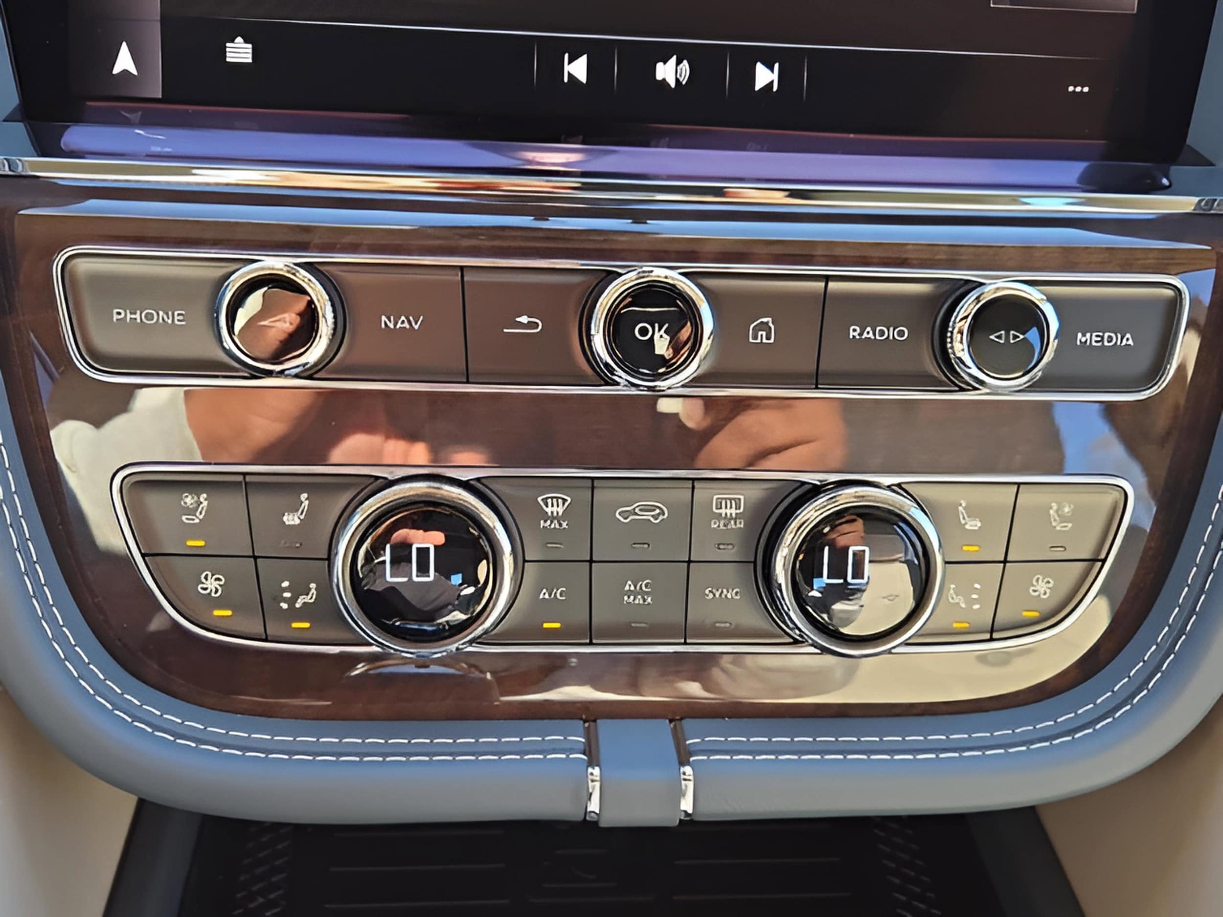 2025 Bentley Bentayga Azure - Photo 47