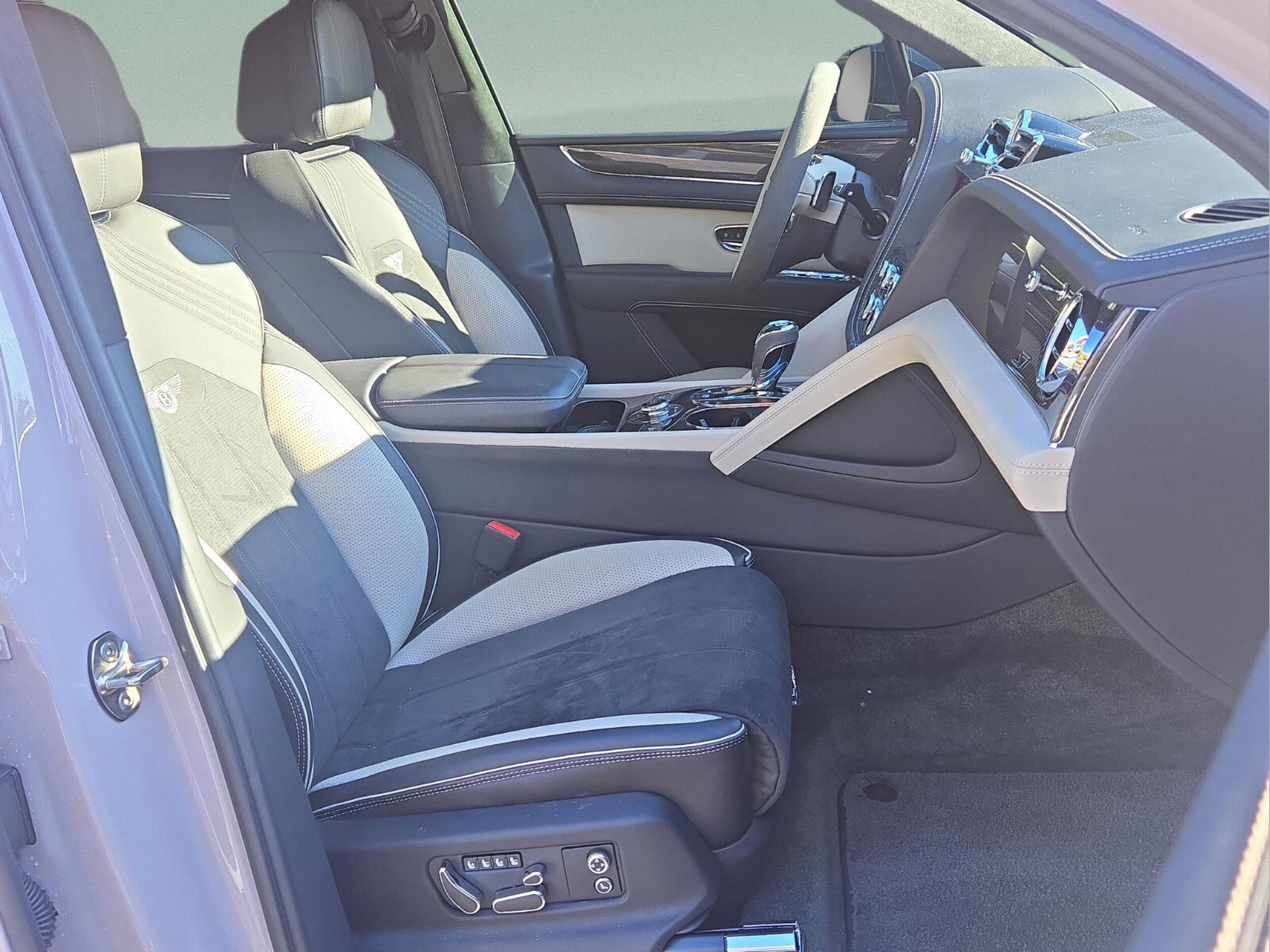 2022 Bentley Bentayga S photo 2