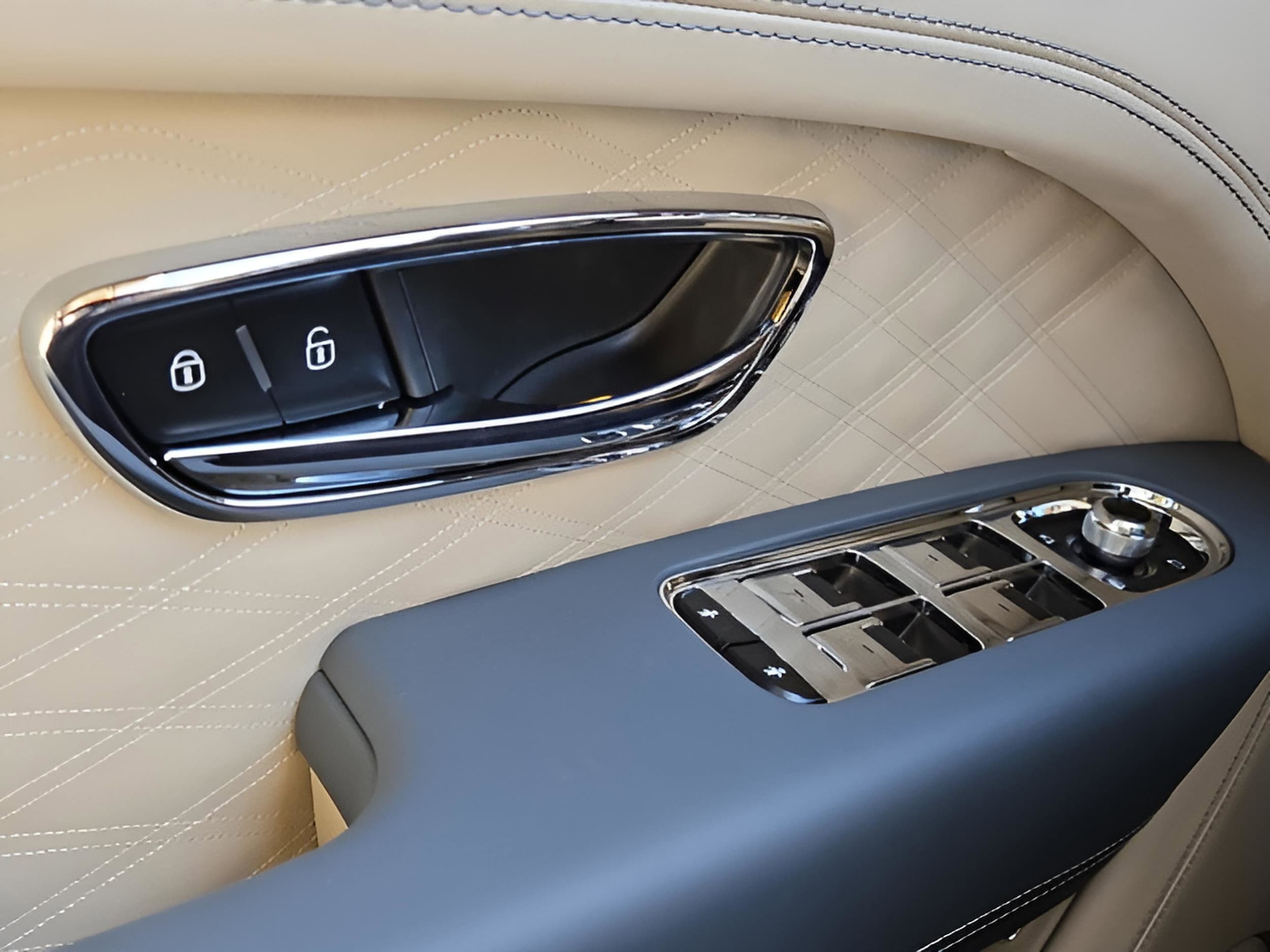 2025 Bentley Bentayga Azure - Photo 55