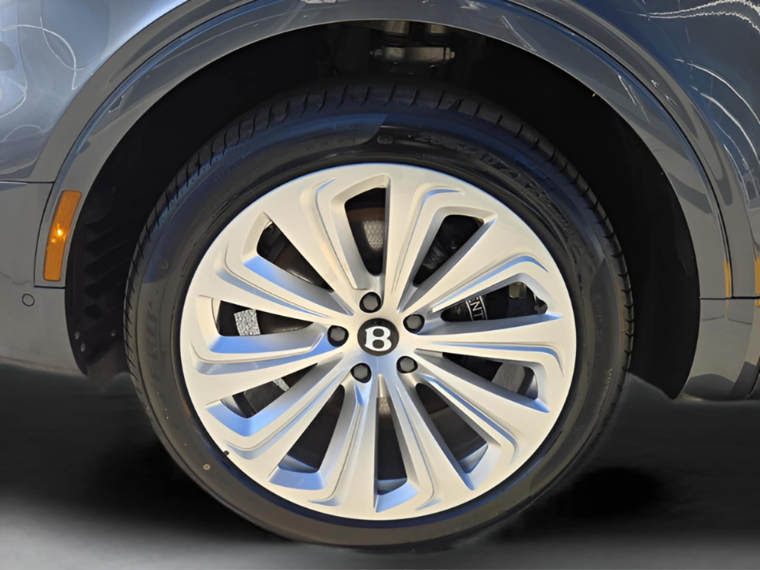 2025 Bentley Bentayga Azure - Photo 7