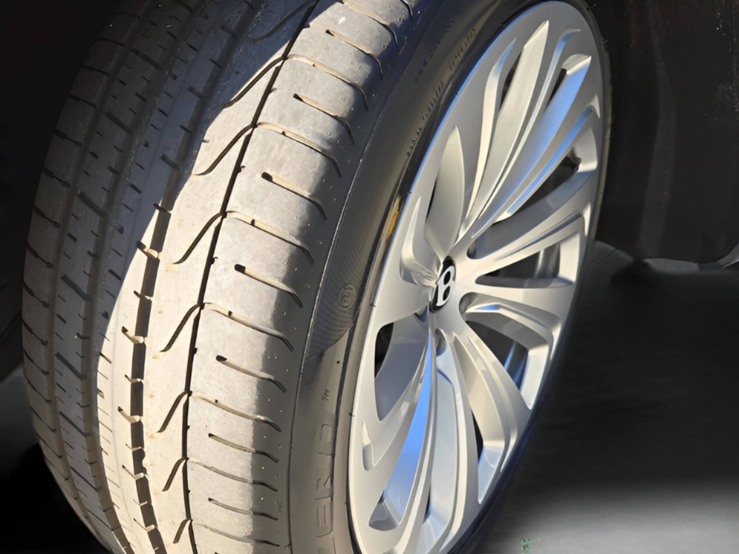 2025 Bentley Bentayga Azure - Photo 20