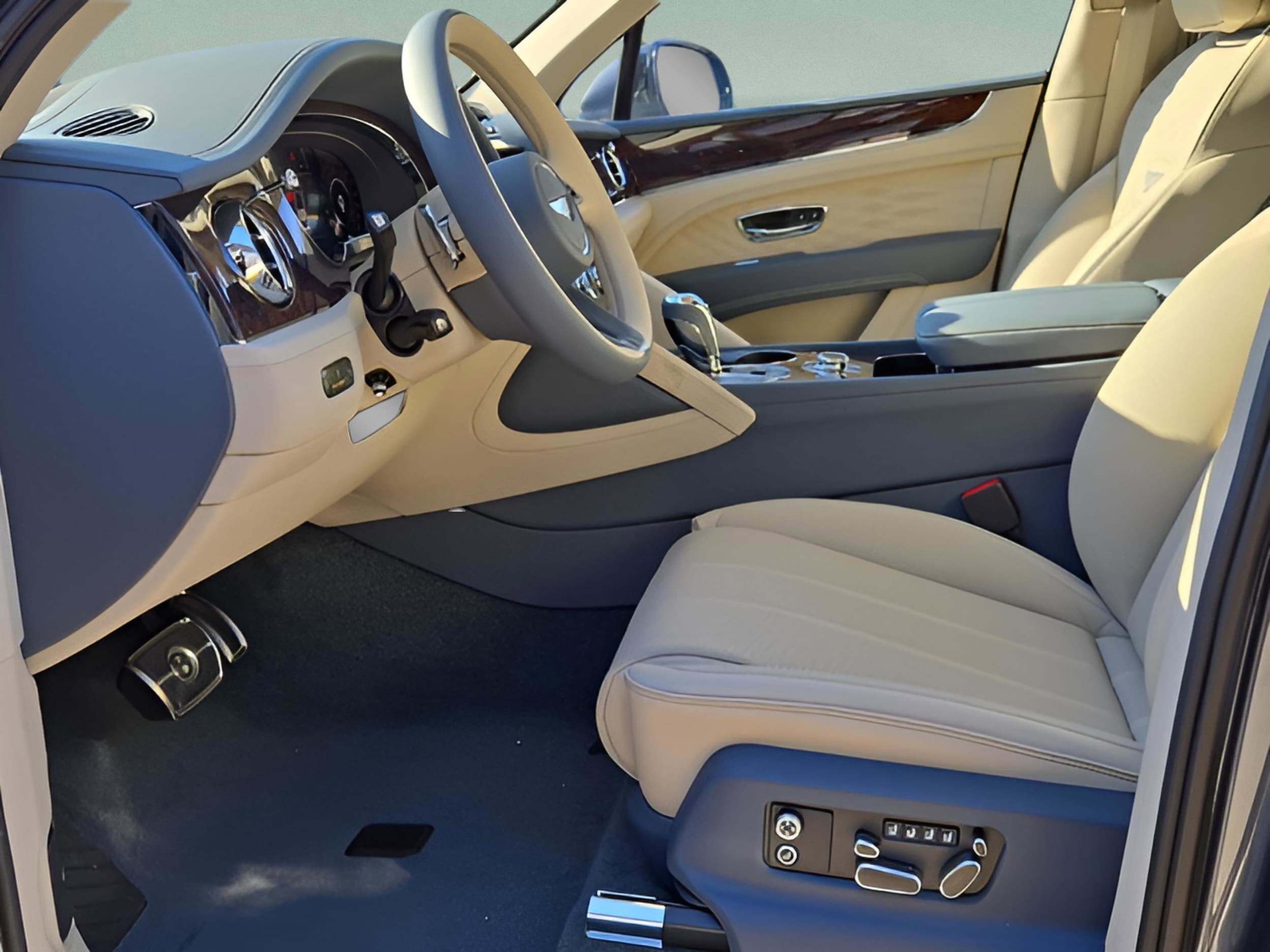 2025 Bentley Bentayga Azure - Photo 21