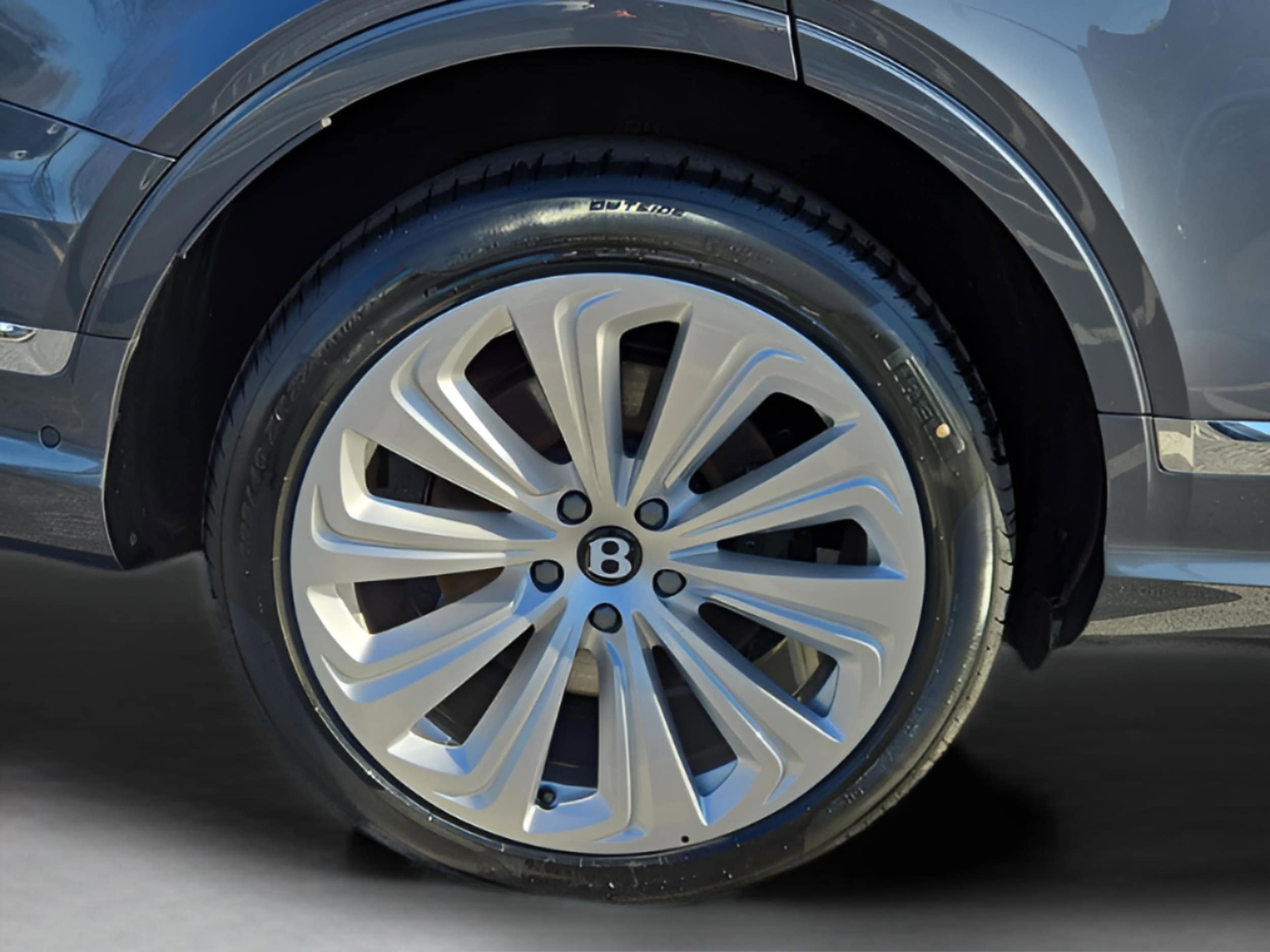 2025 Bentley Bentayga Azure - Photo 18