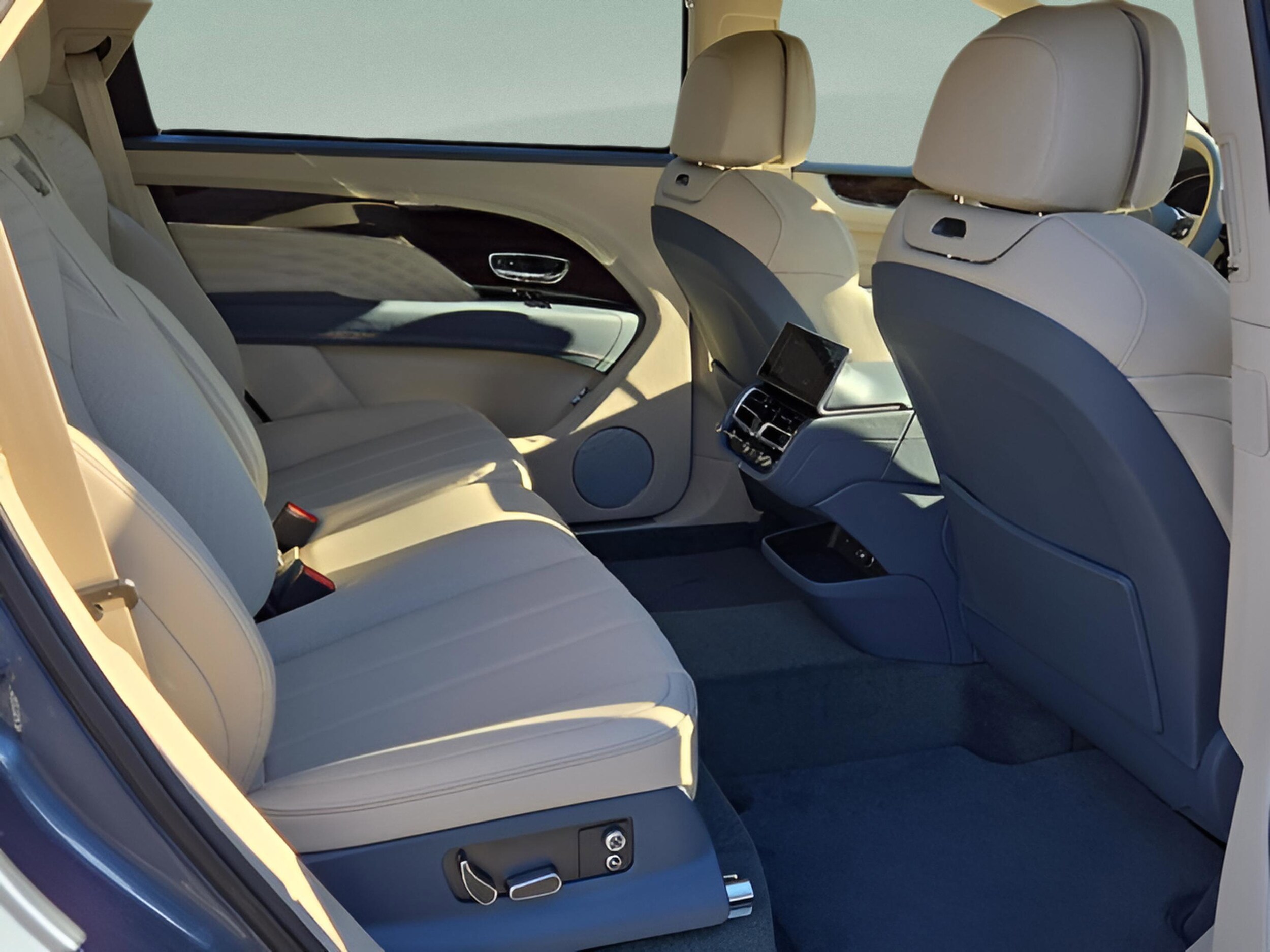 2025 Bentley Bentayga Azure - Photo 29