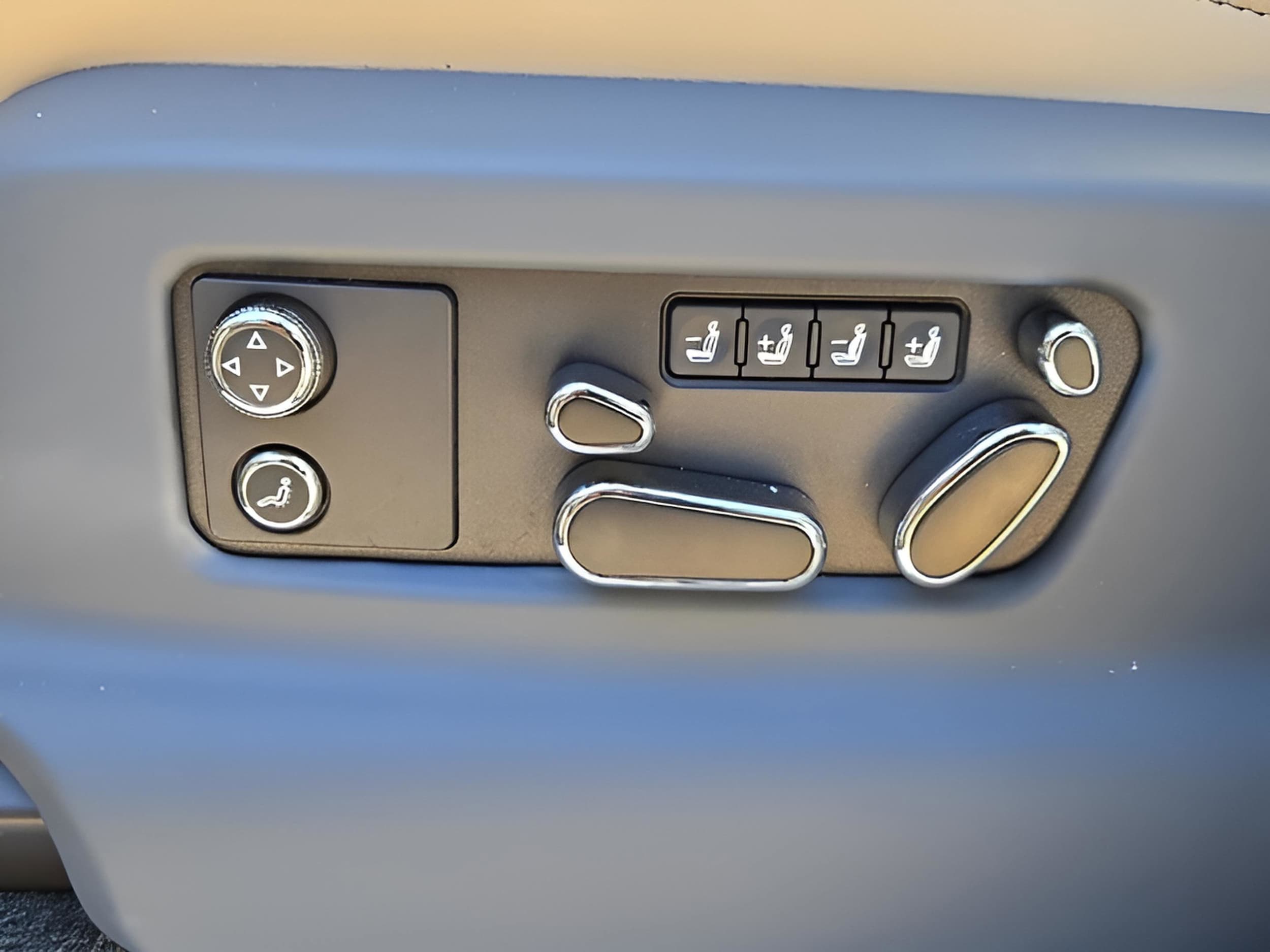 2025 Bentley Bentayga Azure - Photo 22