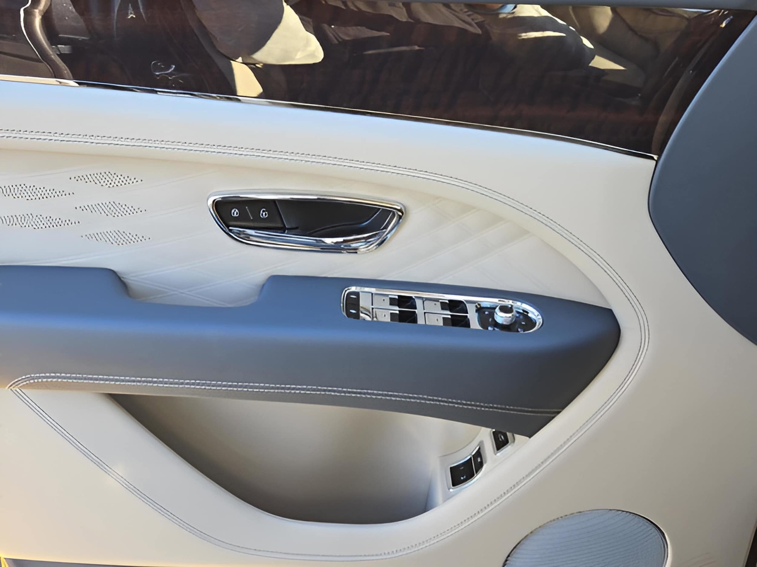 2025 Bentley Bentayga Azure - Photo 54