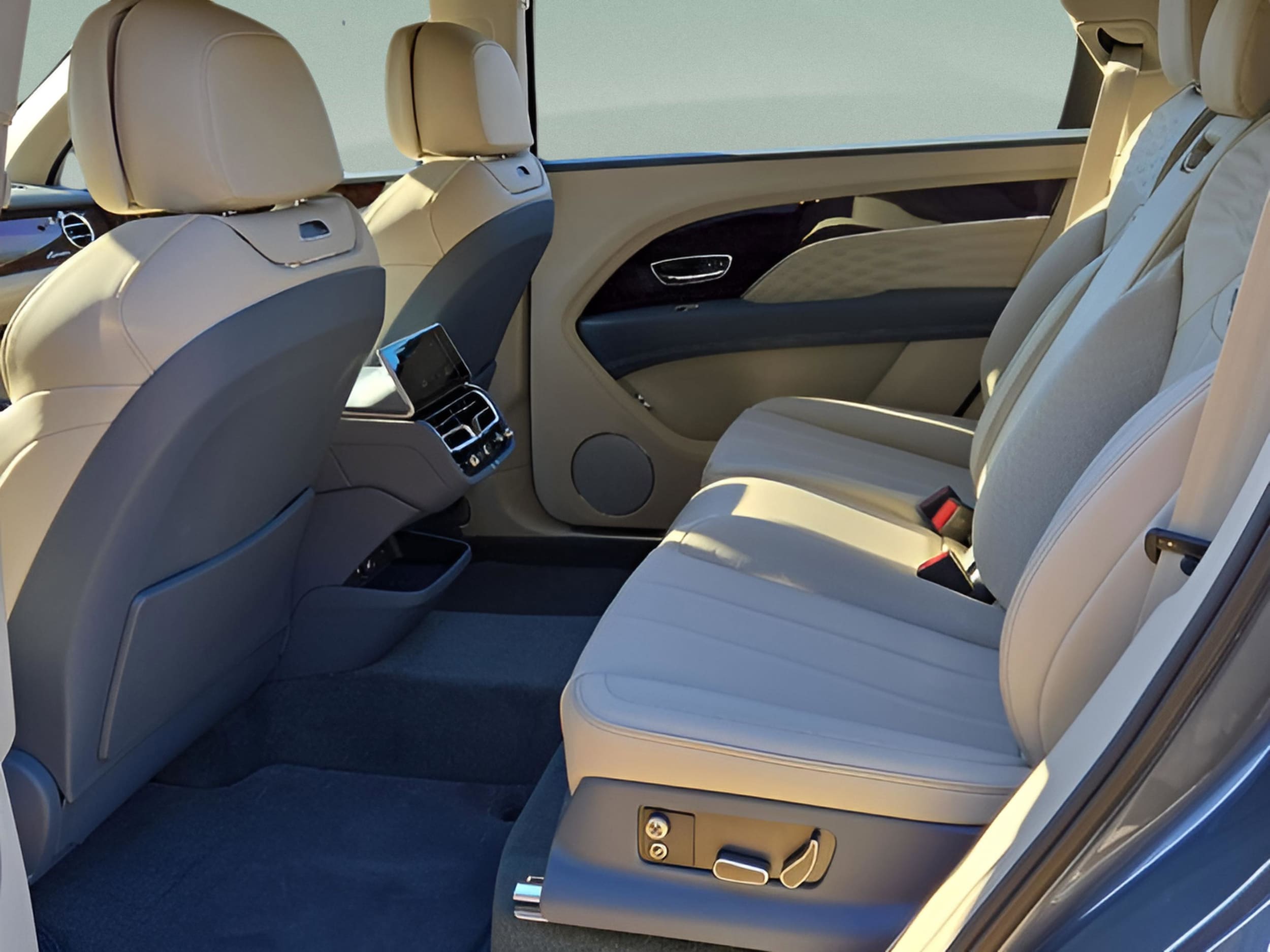 2025 Bentley Bentayga Azure - Photo 24